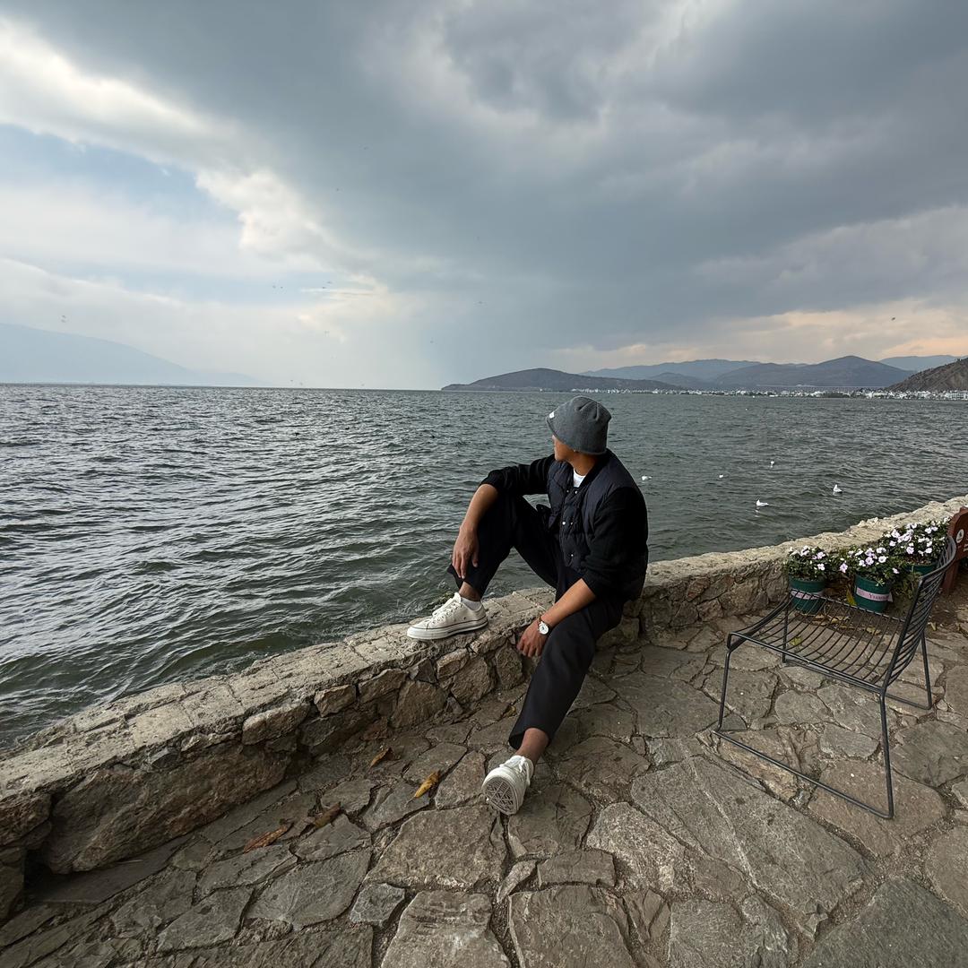 只拿红衣玩溪流