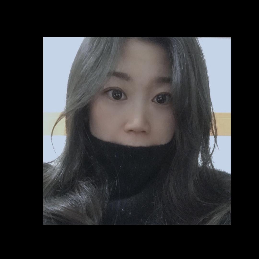 搂着魚睡的貓