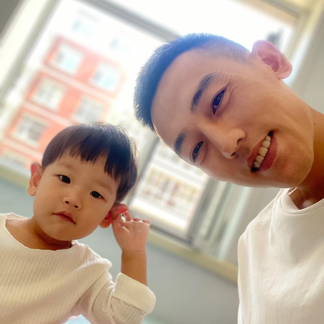 刘小东。