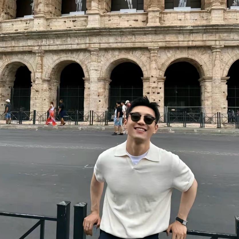 尿尿超远的帅哥