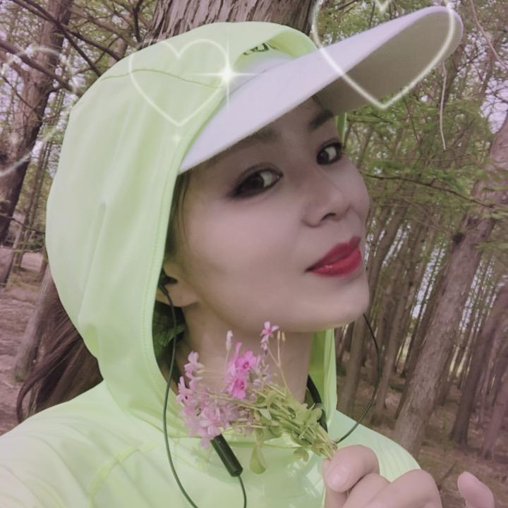 爱喝红酒的女孩