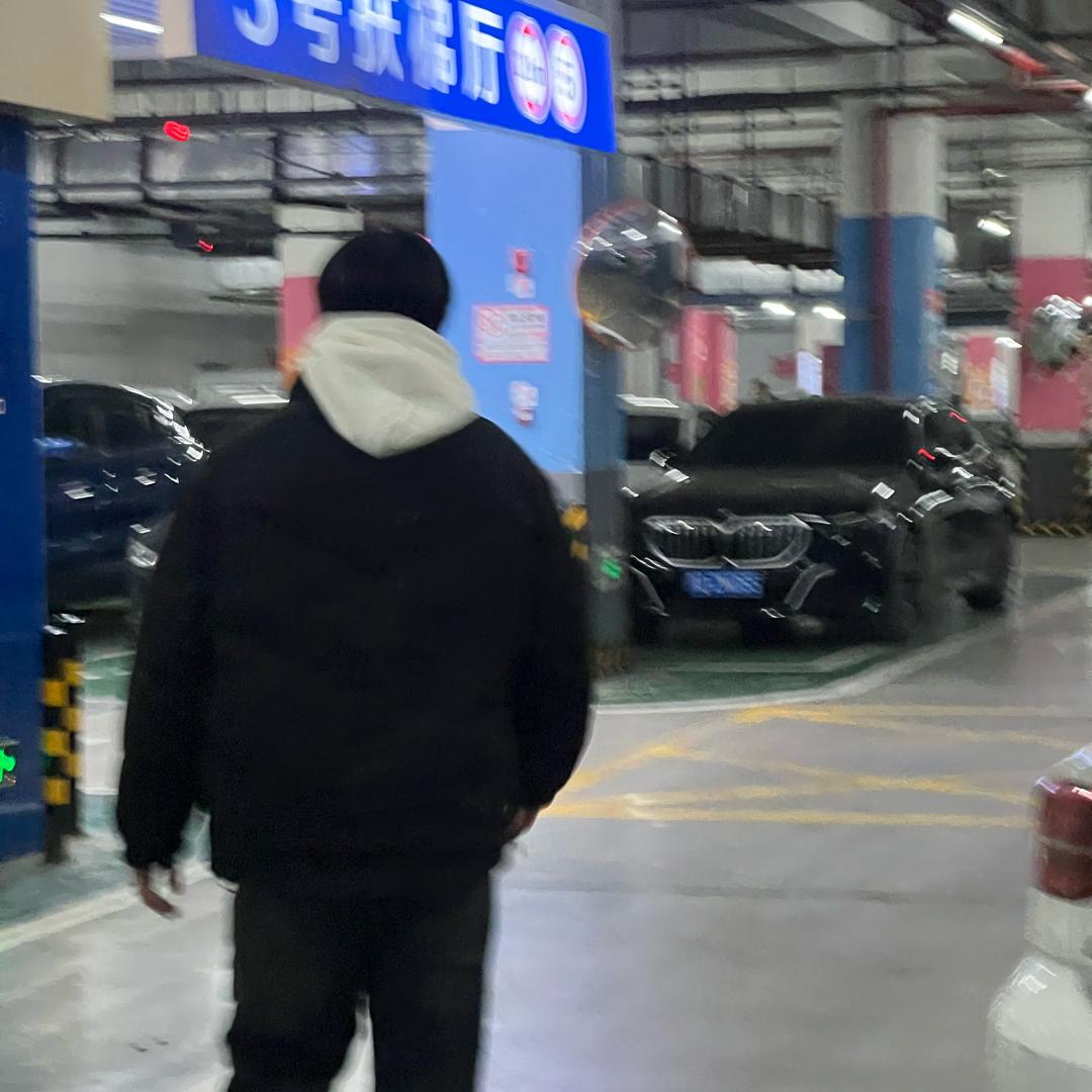 山系运动户外羽绒服