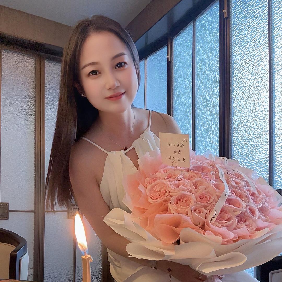 倩小姐很哇塞