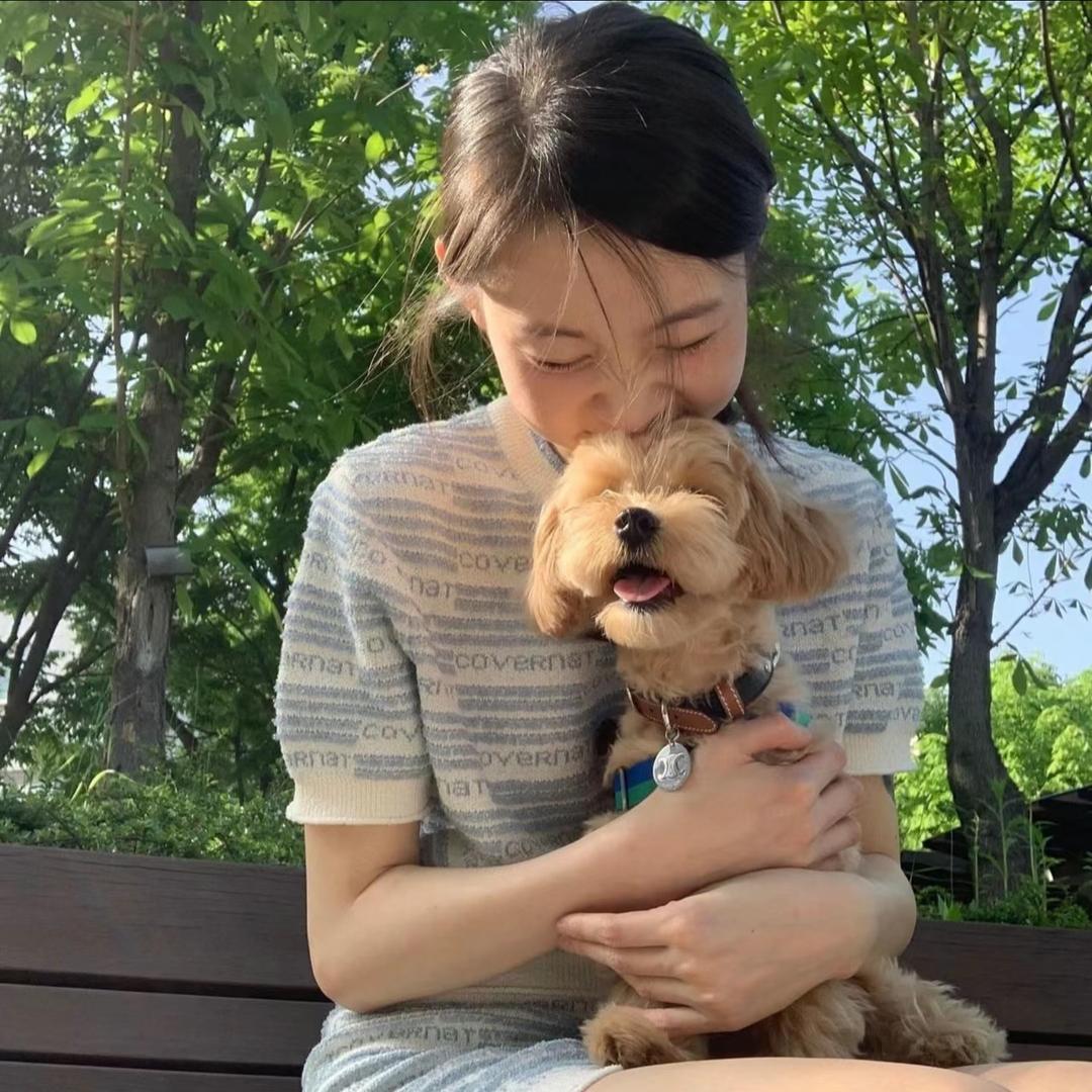 笨蛋小狗沿着游泳池喝冷饮（见过解解2次版