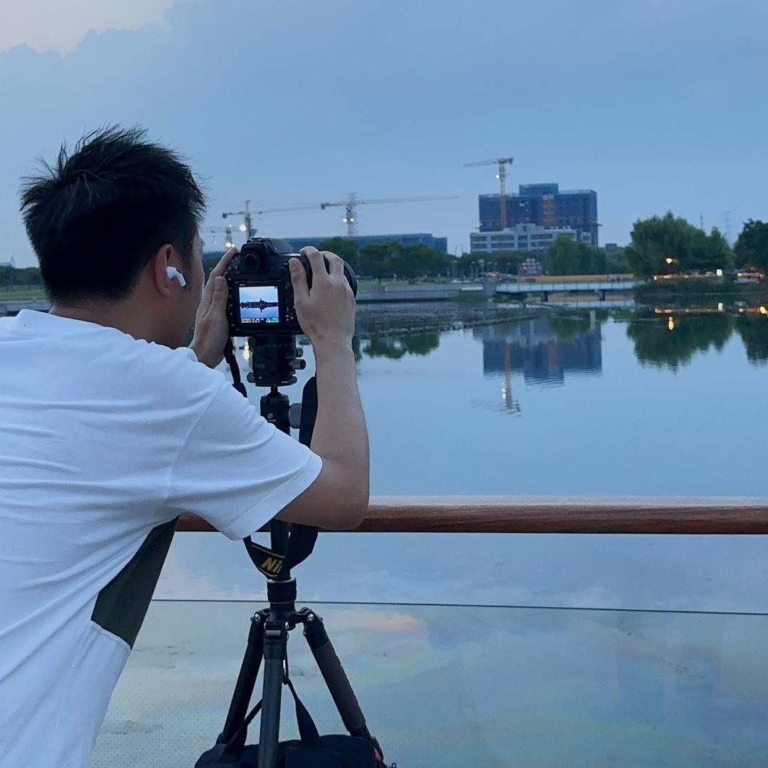 日光倾城见少年