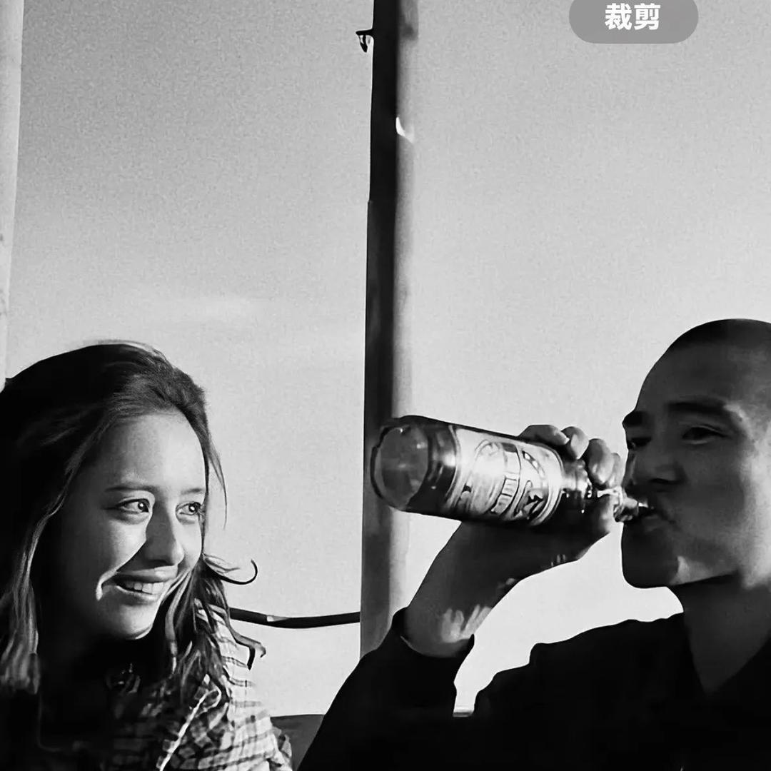 月亮是我掰弯的。