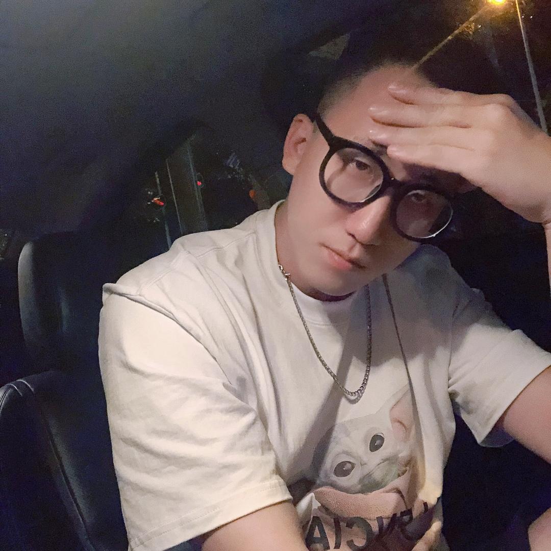 摆了个柏 大油边