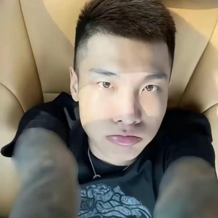 只穿红内裤