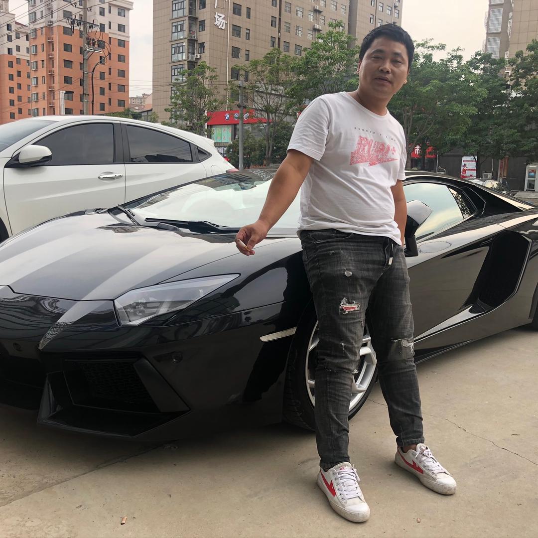 喜欢汽车大男孩