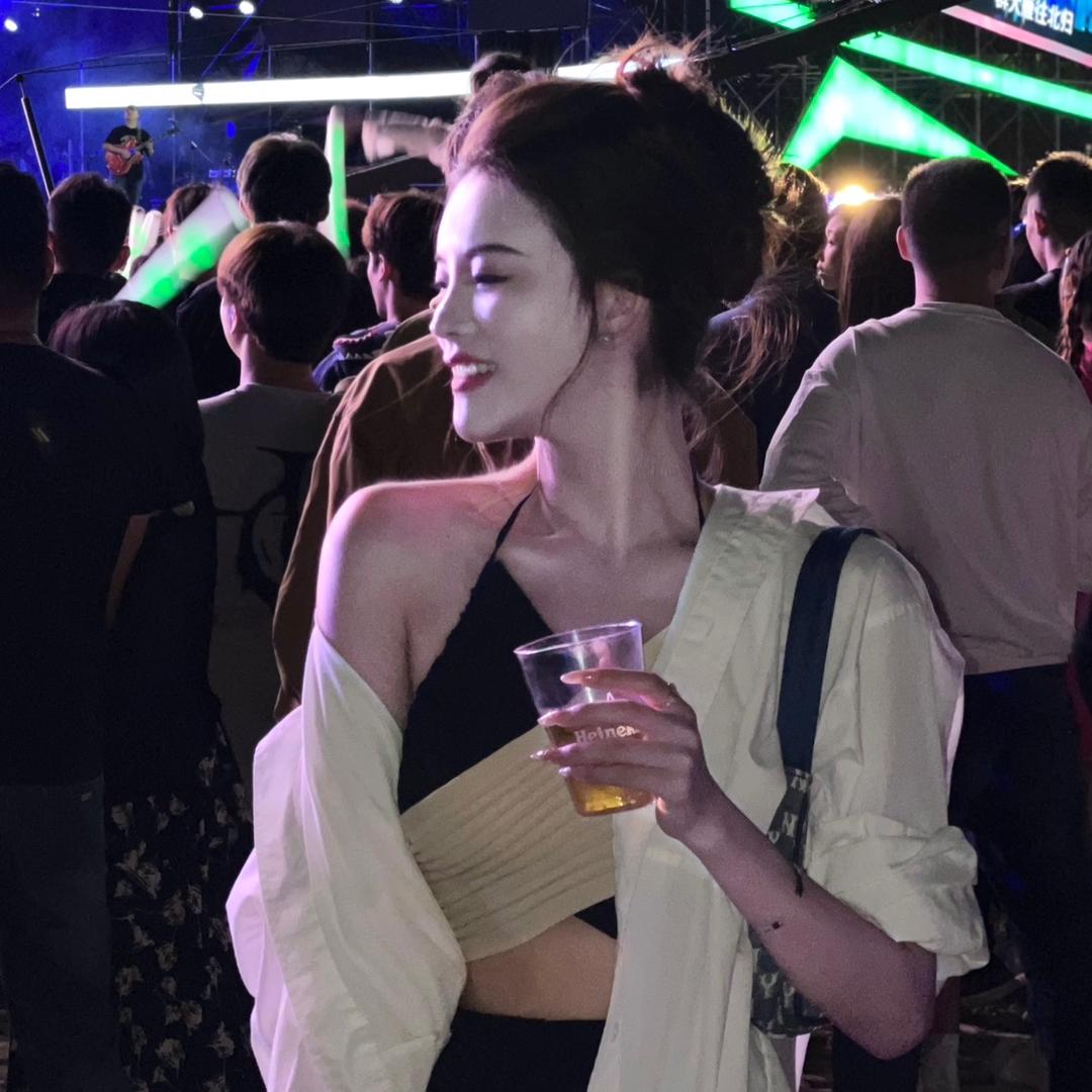 她的睫毛