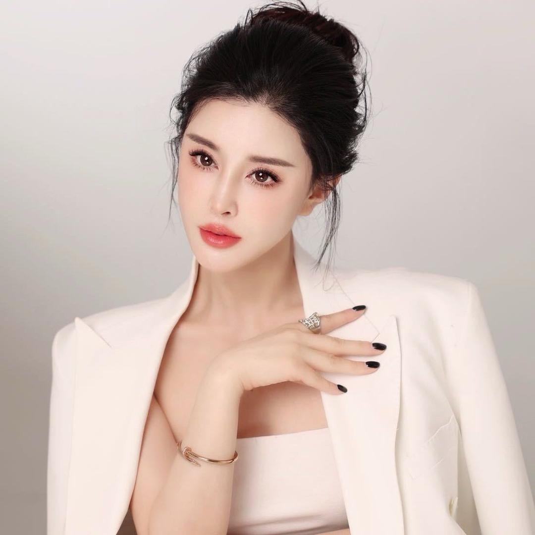 莉娅_Leah