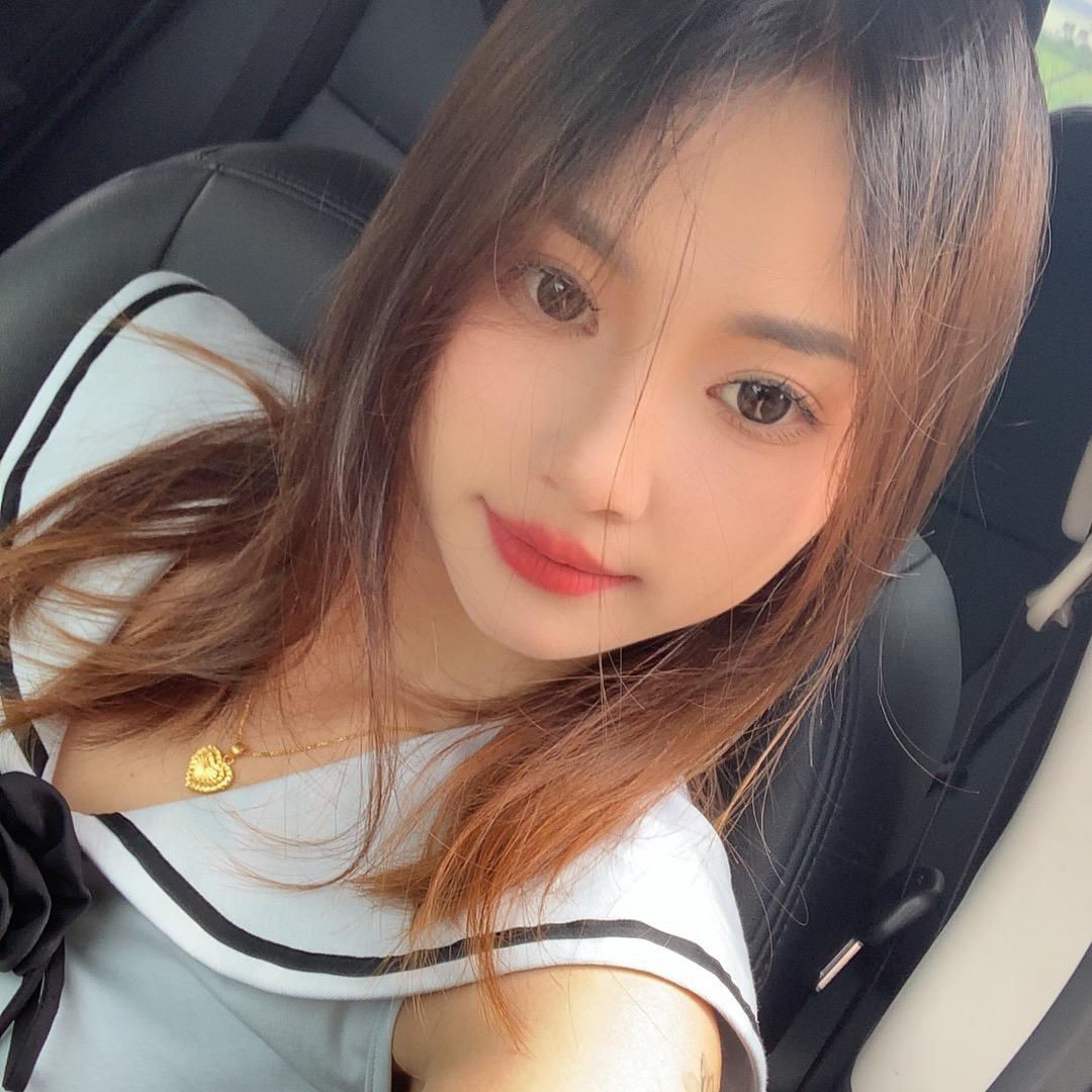 爱化妆的花花