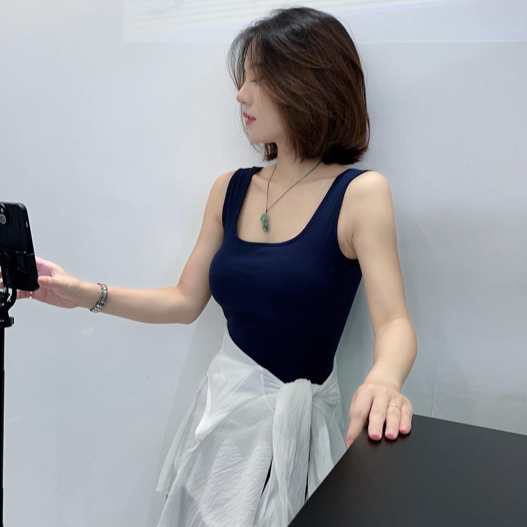 短发姑娘