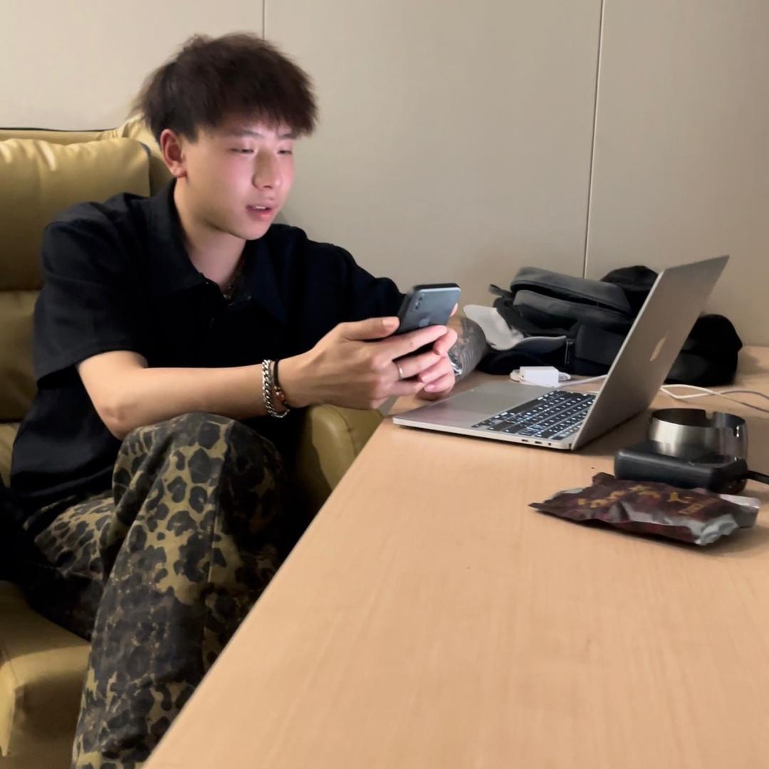 轻术造型(遂宁商务区步行街店)陈老师