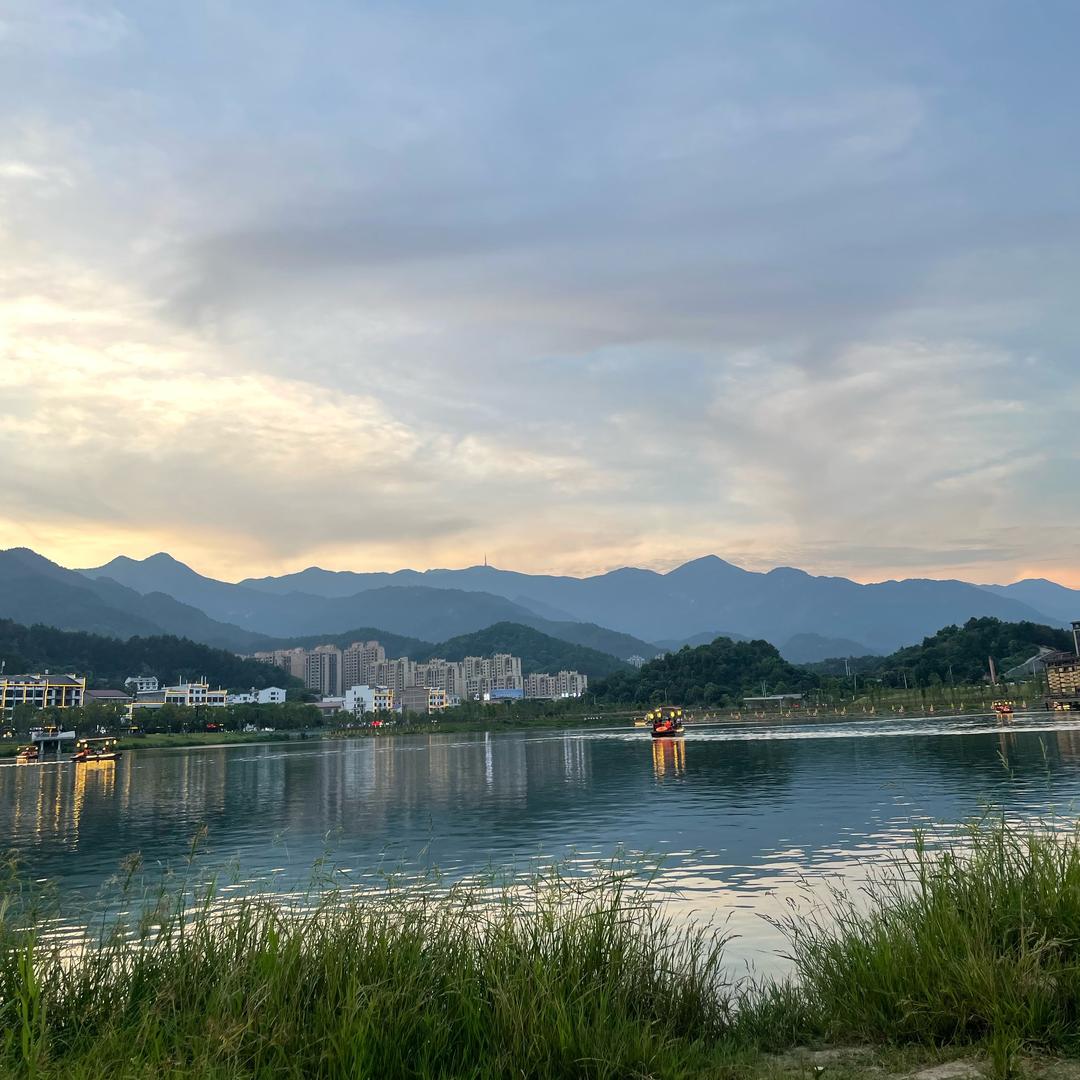 眉梢嘴角皆是笑