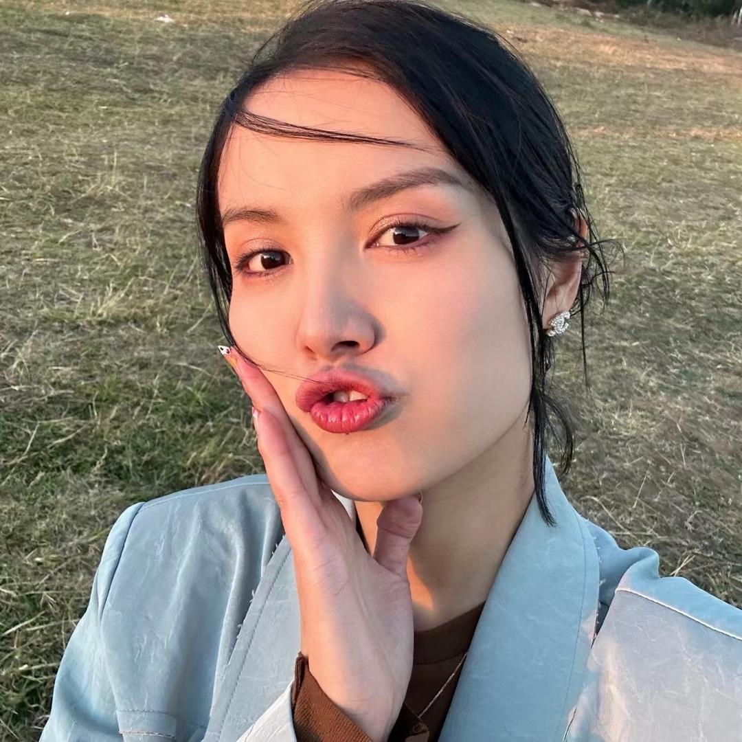 大美女一个