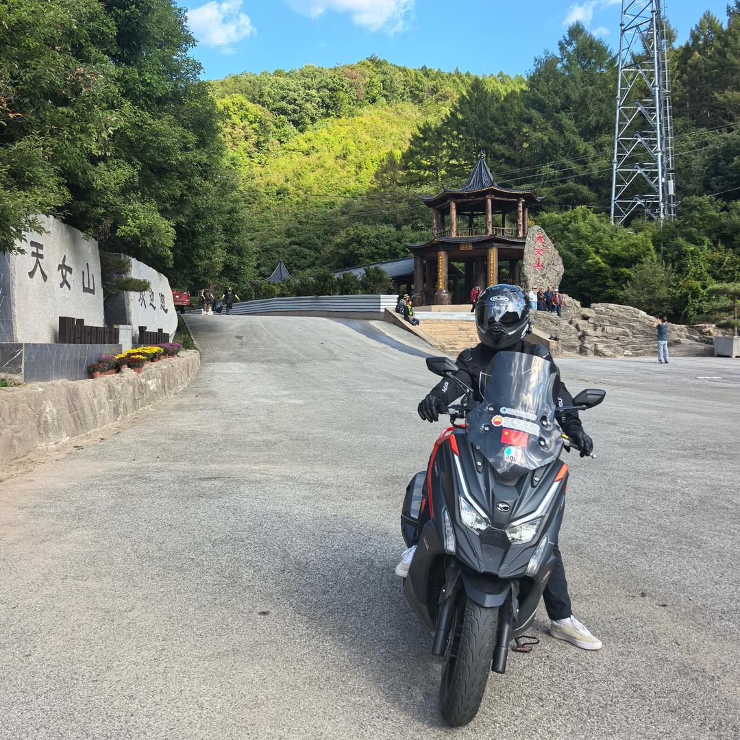 花语溪畔露营地