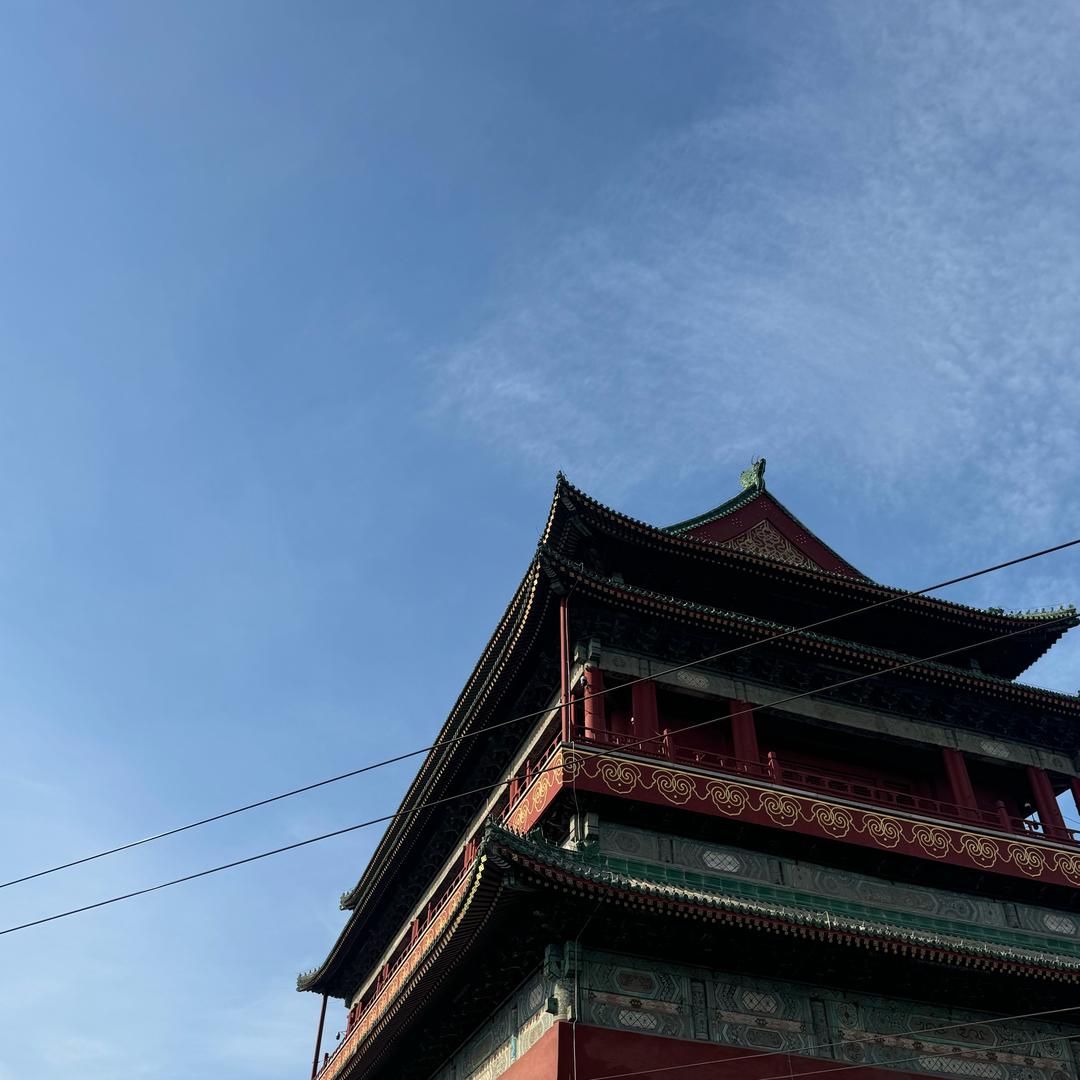 小小在赖床