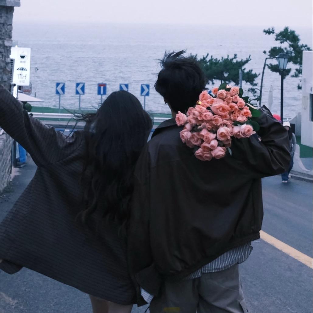 古镇老墙添绿