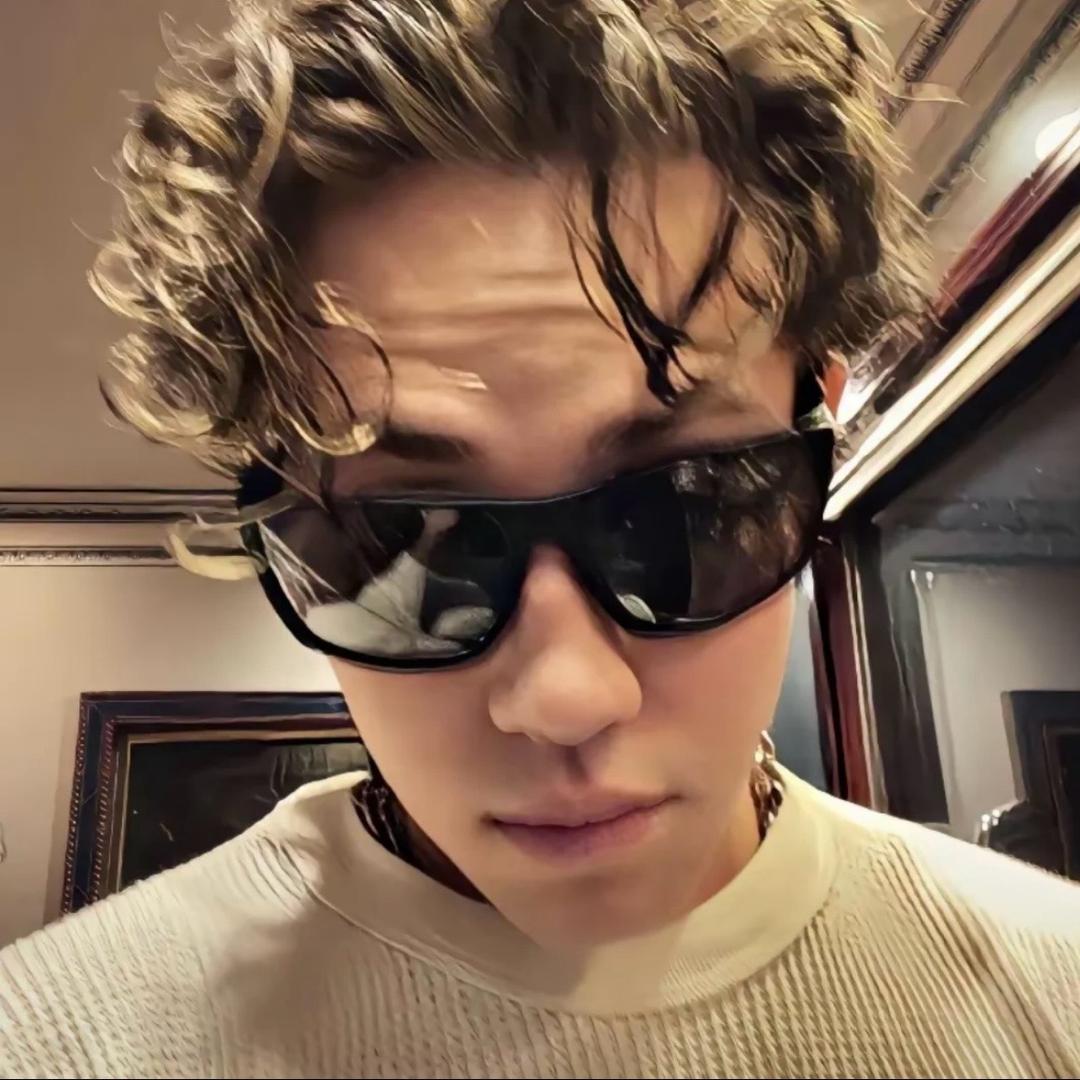 穿6号的短腿柯基.