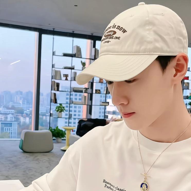 青昀直上的小树苗