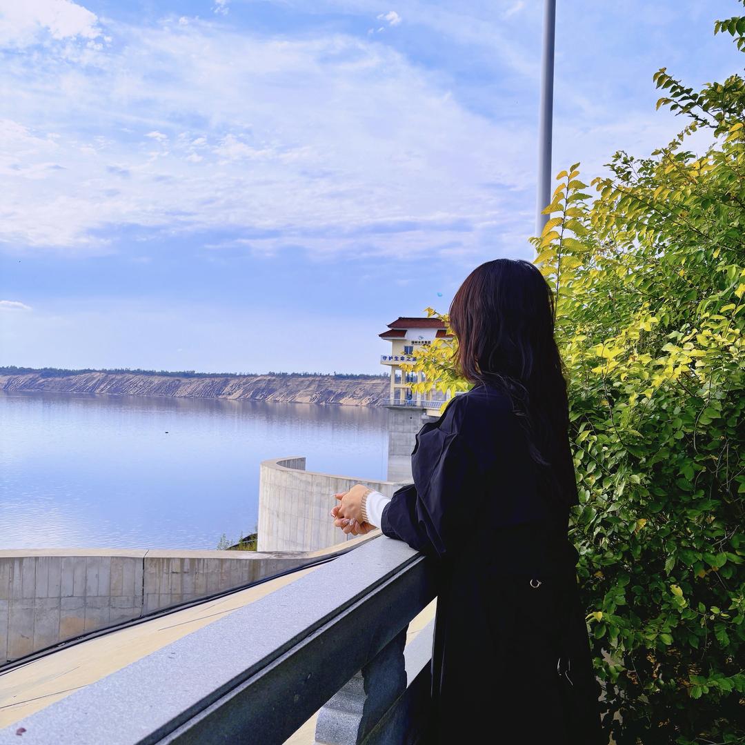 被送果盘的女人