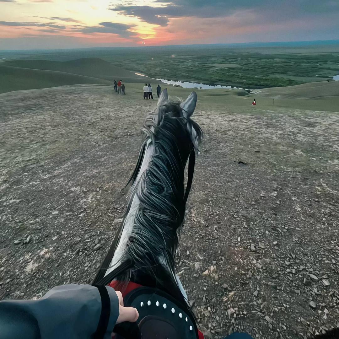 骑在马背上的人