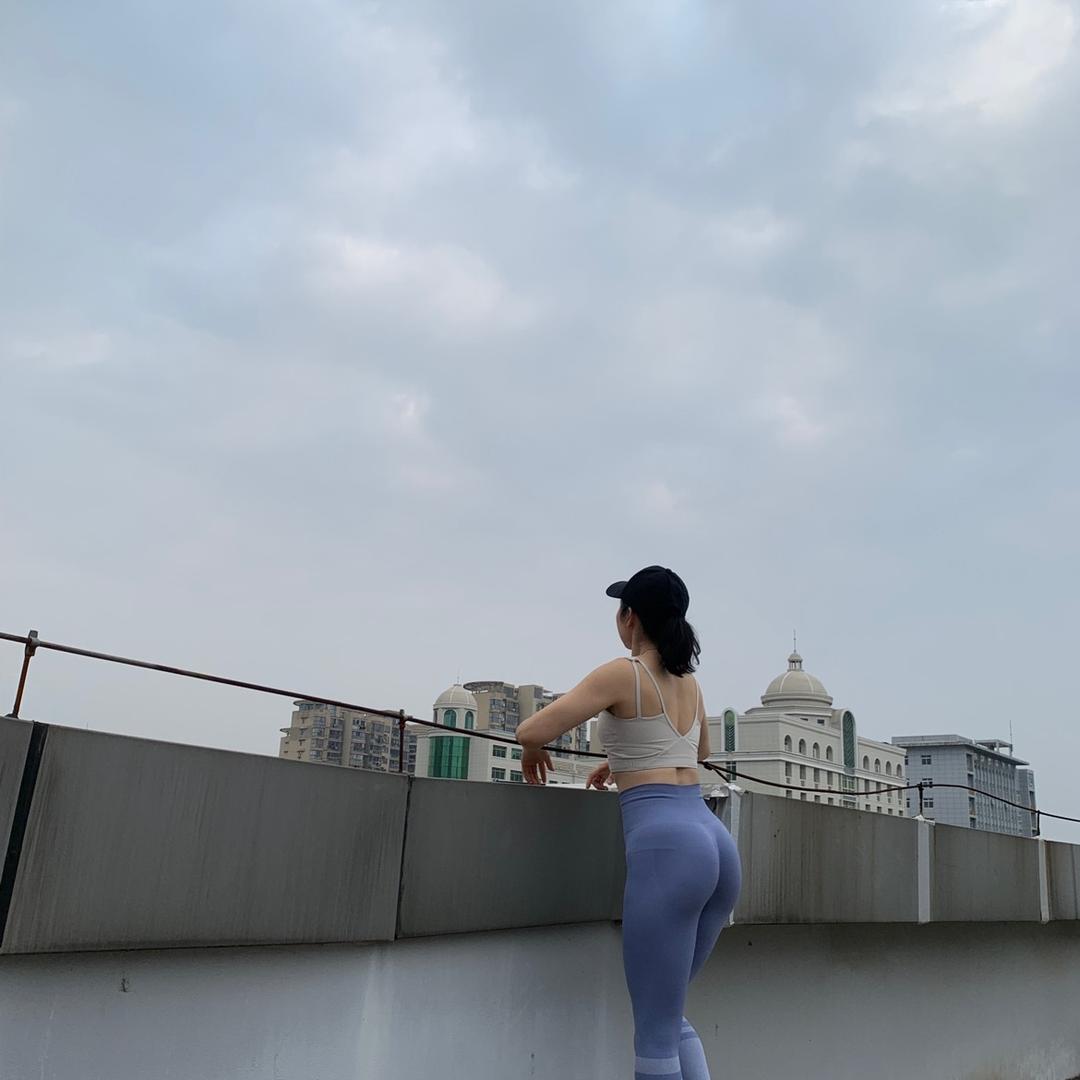 爱撸铁的露西