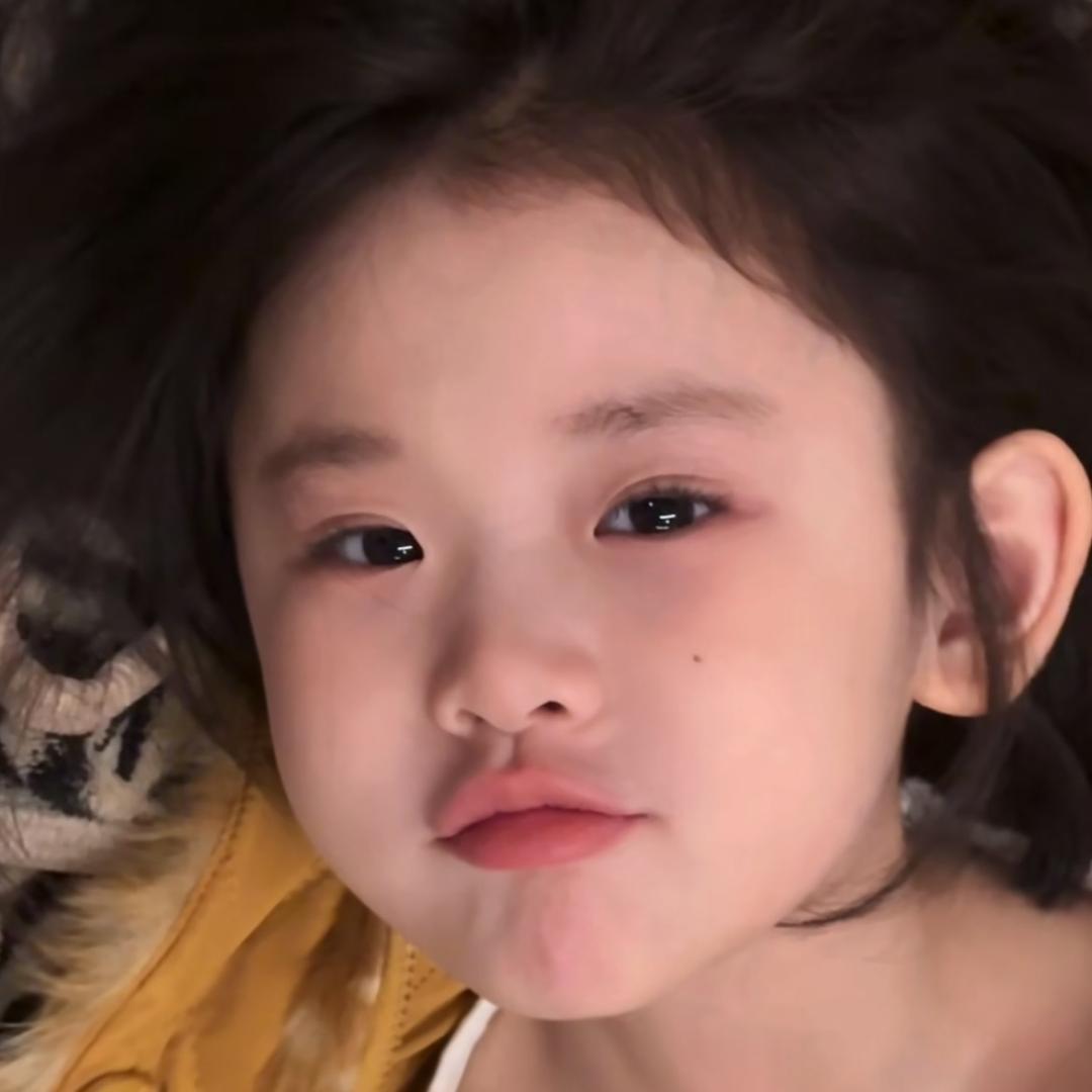 里里.