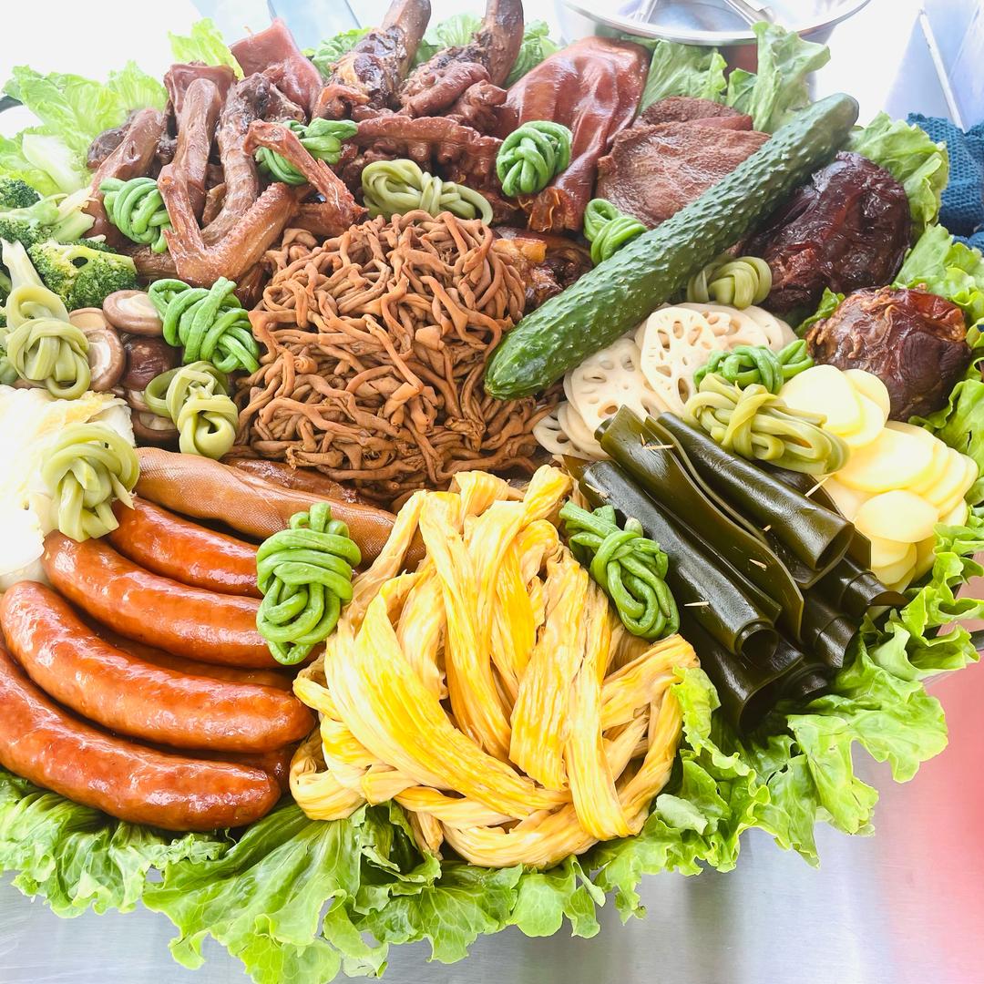 京东广场桥洞旁边大锅卤菜