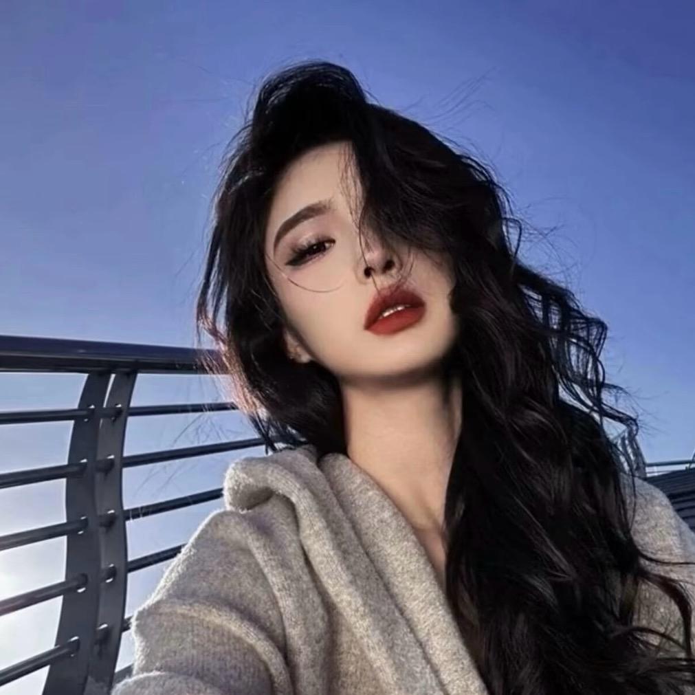 单手比耶的雷雷