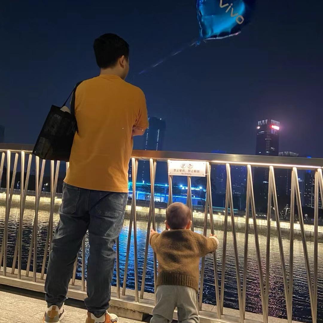开着拖拉机唱情歌