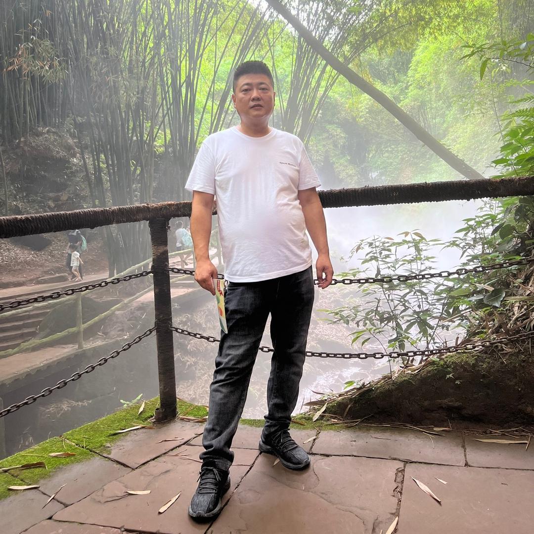 东子哥在工地搬砖
