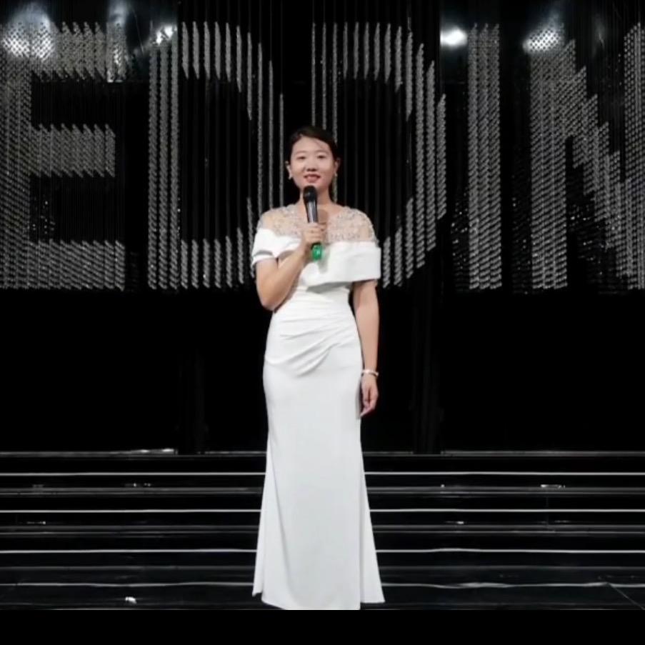 主持人（丽娜）➕广告设计师