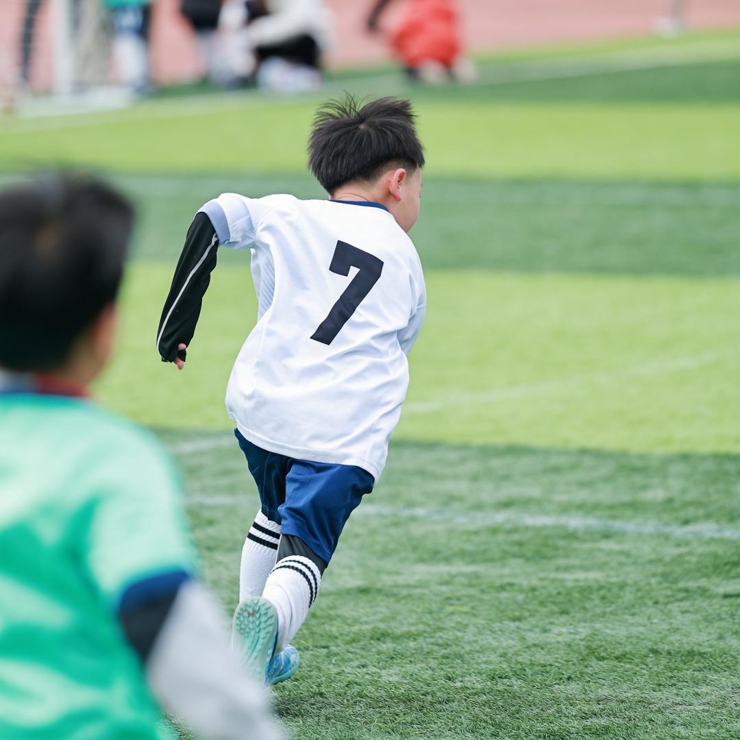 乐乐爱踢球⚽️