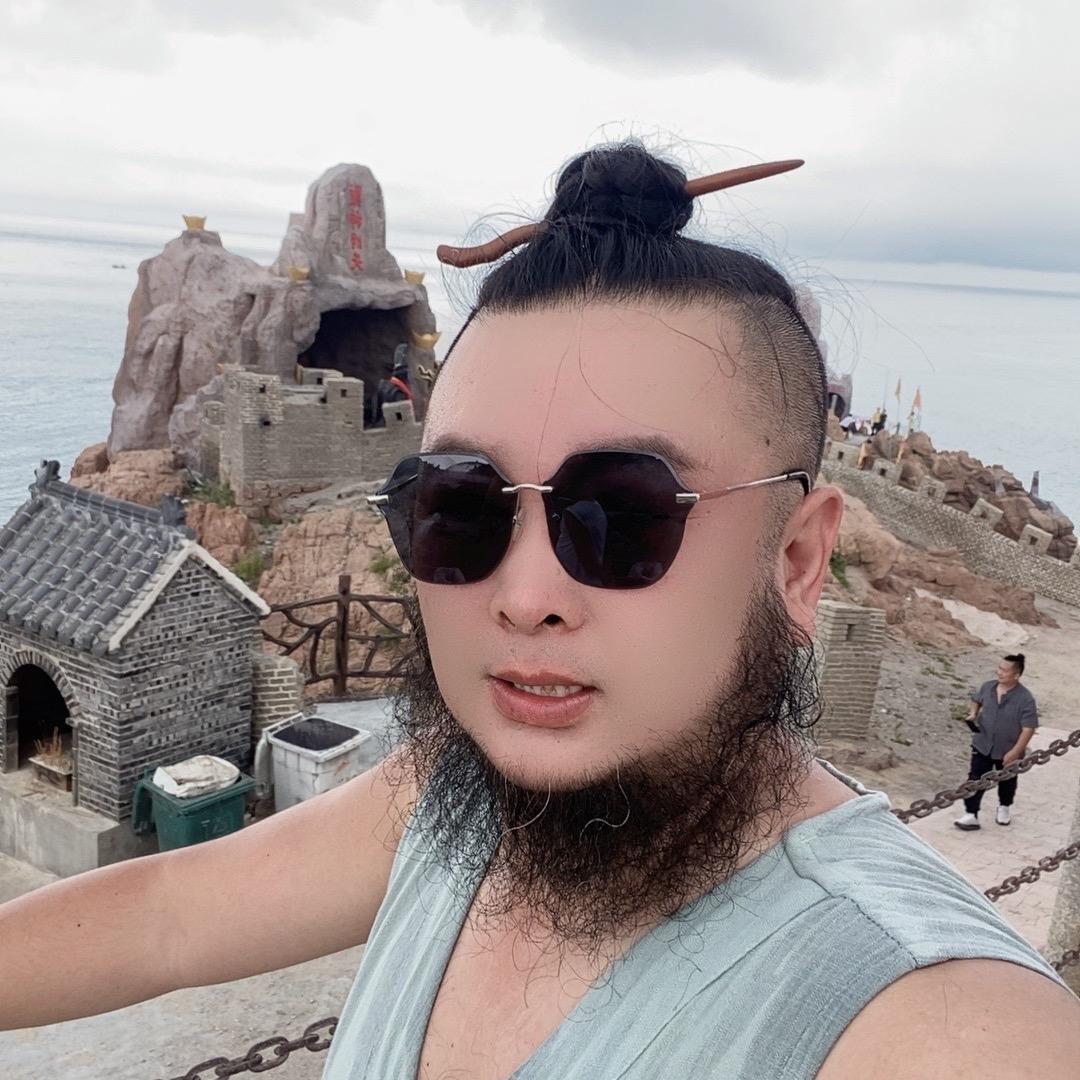 《衣大叔》青岛即墨龍泉书画院！字：铭渊