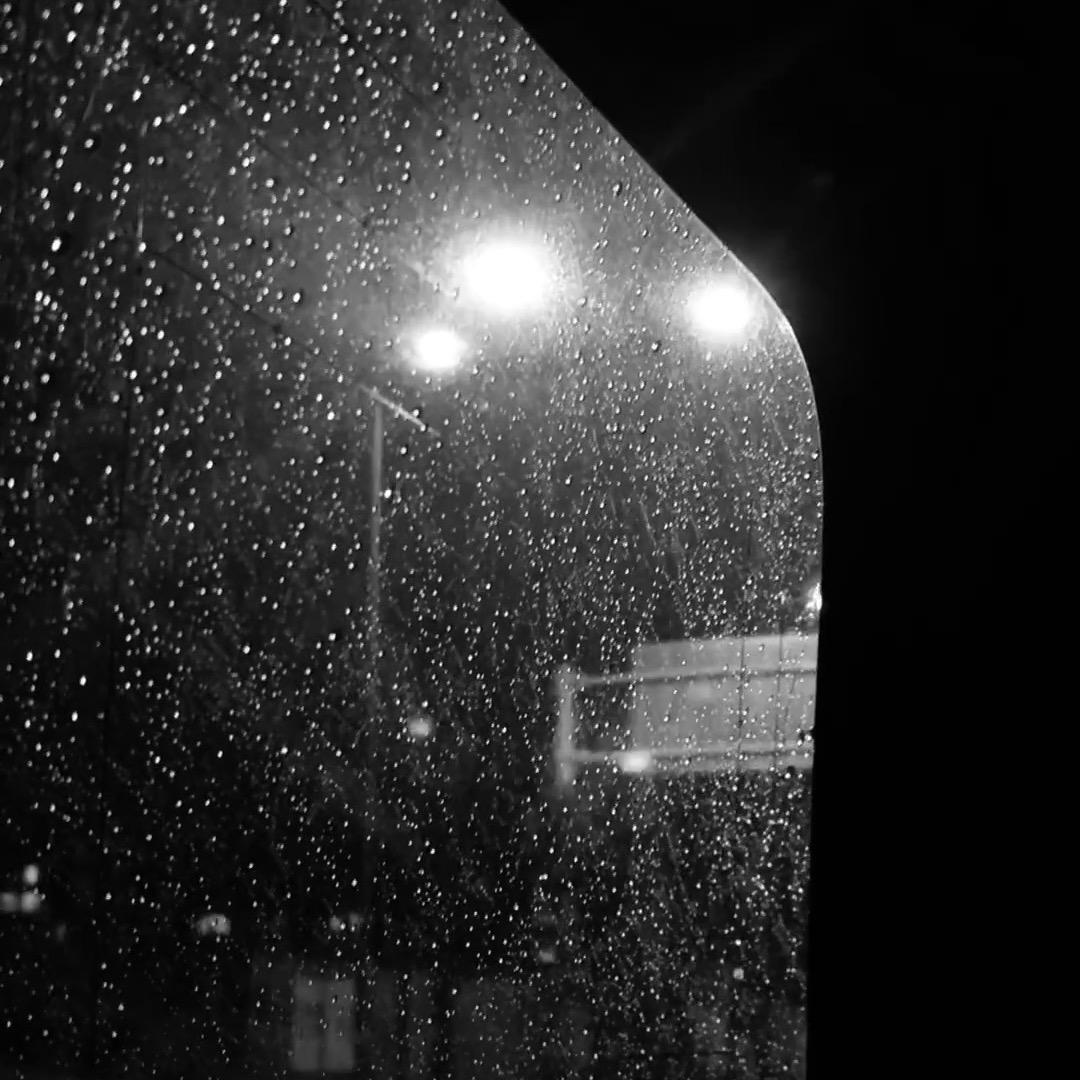 躲下水道 看美女