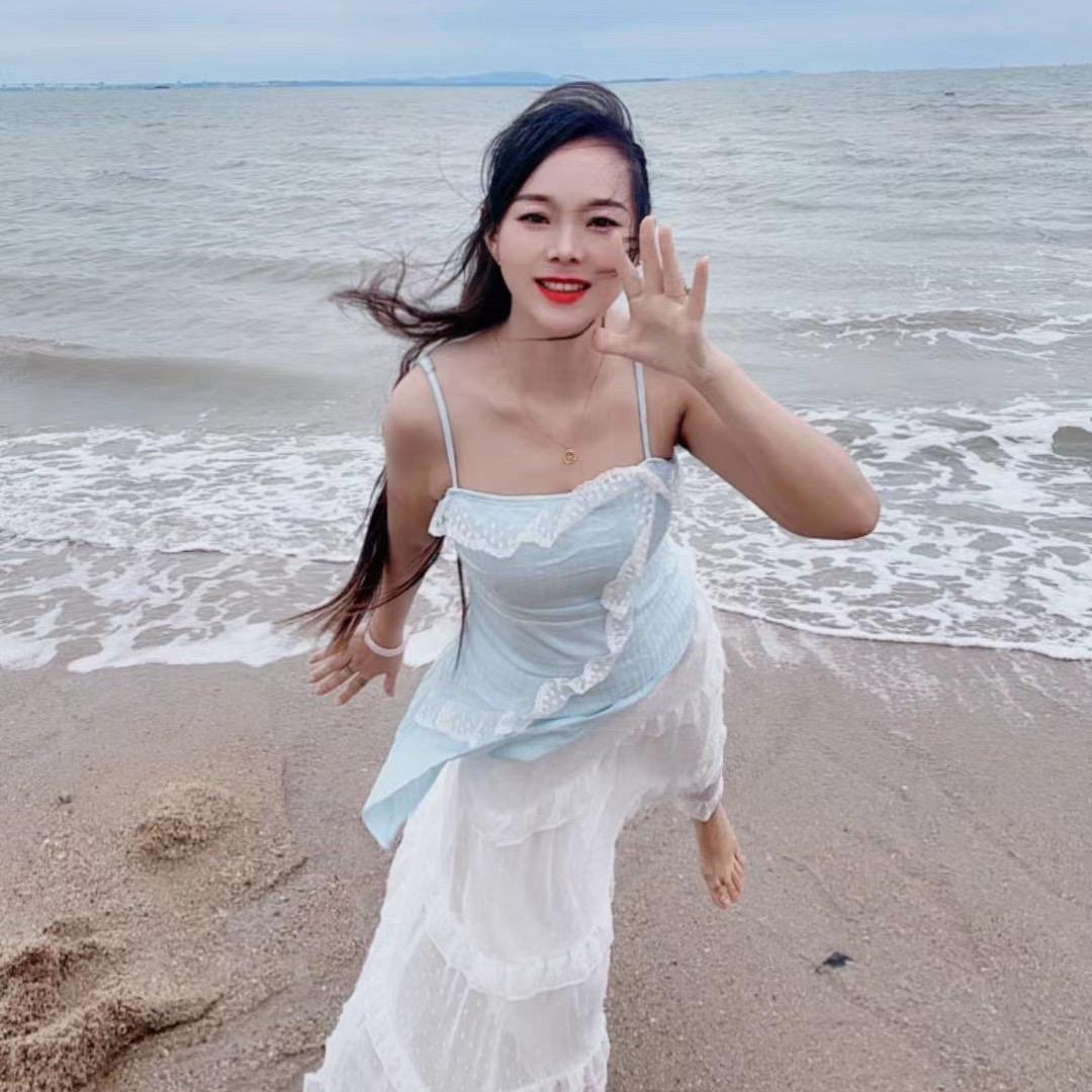 单脚站立的稻草人