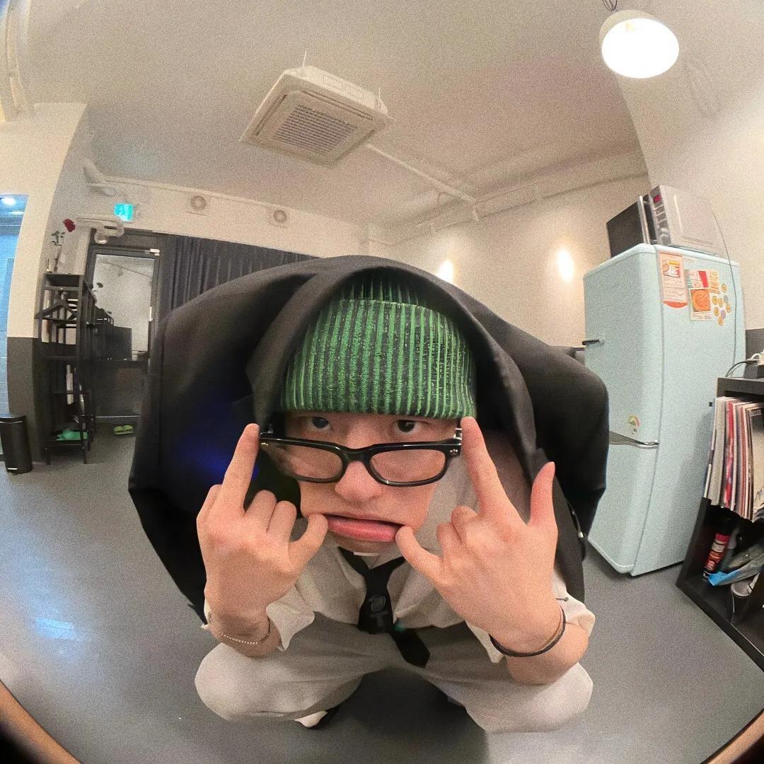 、