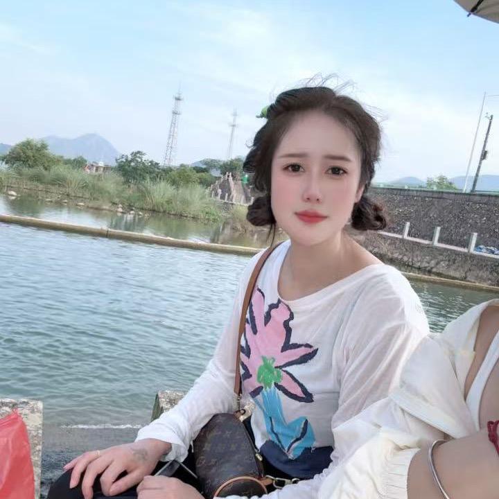 小何