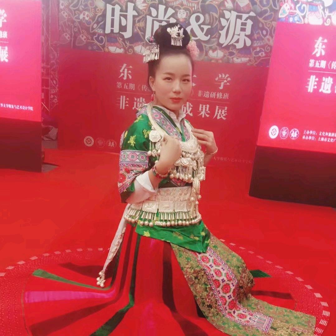 玉英非遗刺绣服饰