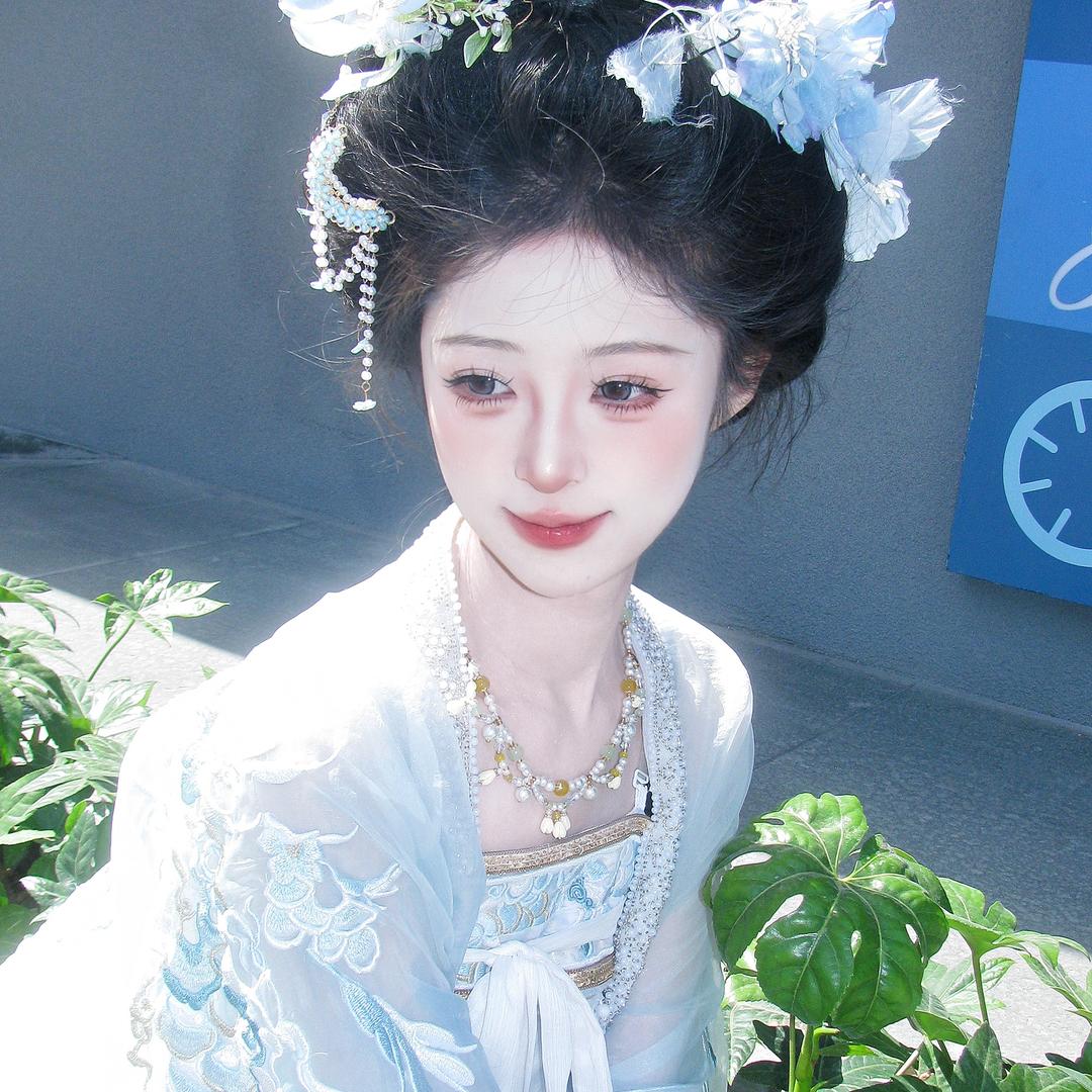 化妆师饭饭（粉丝群统一回复私信）