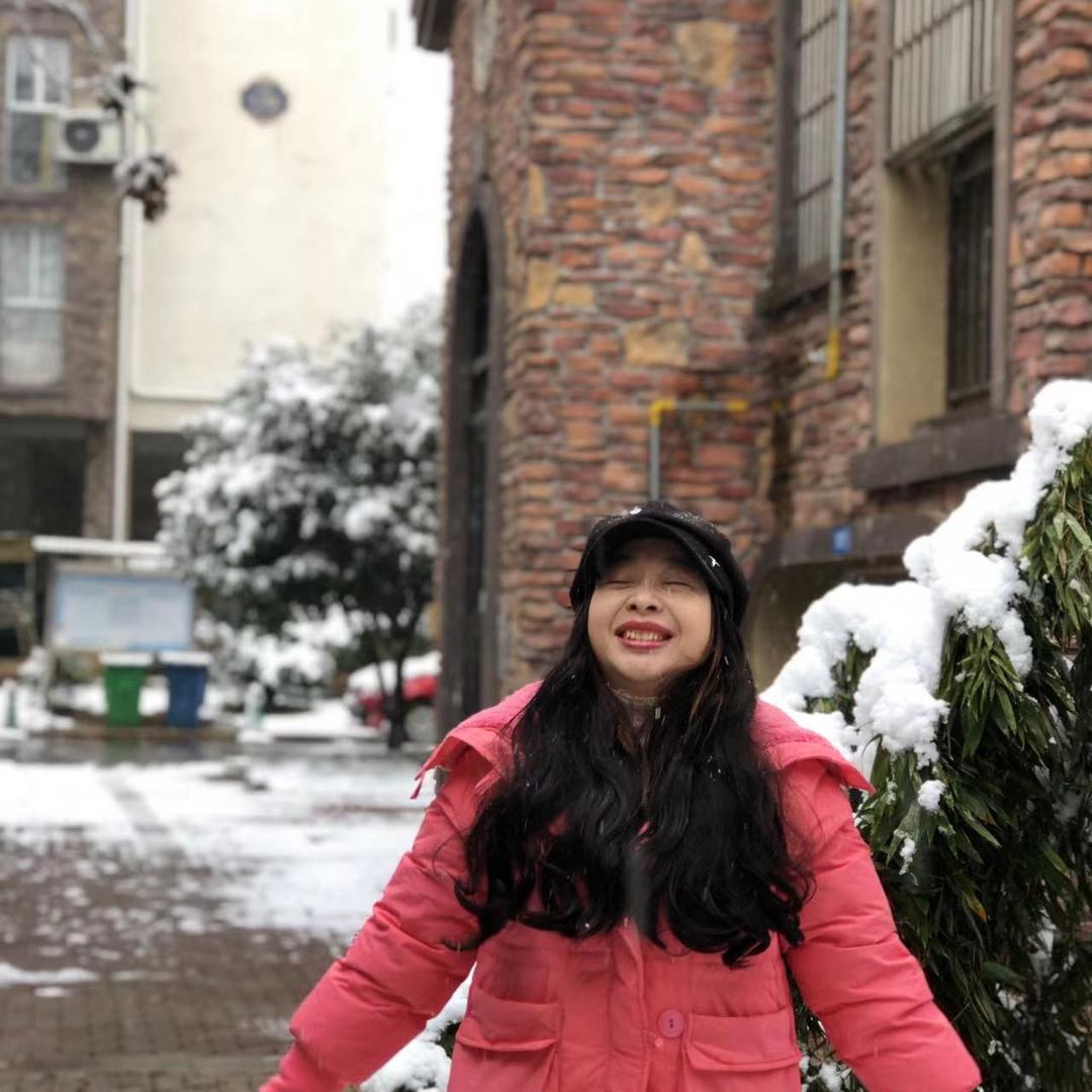 在这吃糖都不甜的年纪。你问我快乐吗……