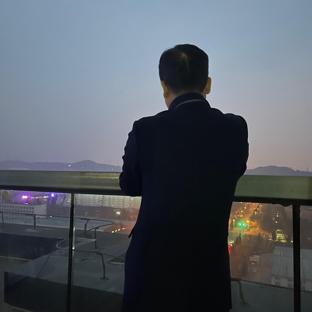 湖说一彤