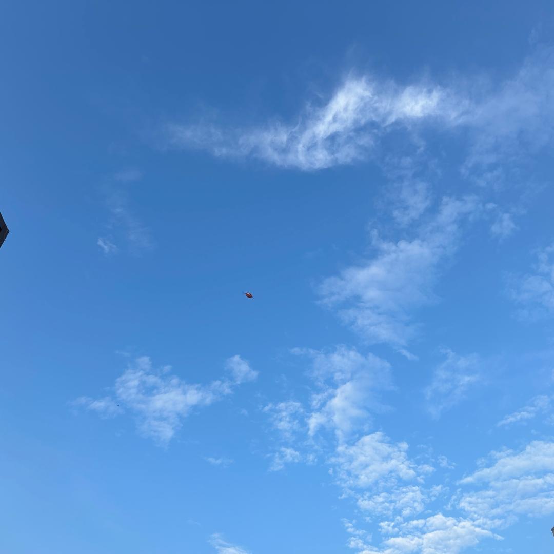 ，