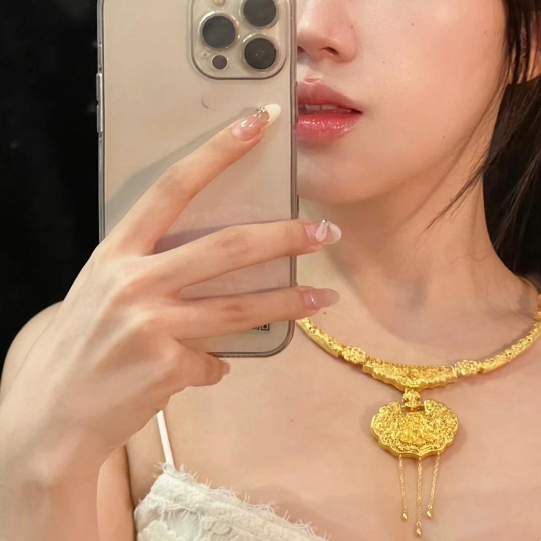 爱卖金包银的小薇
