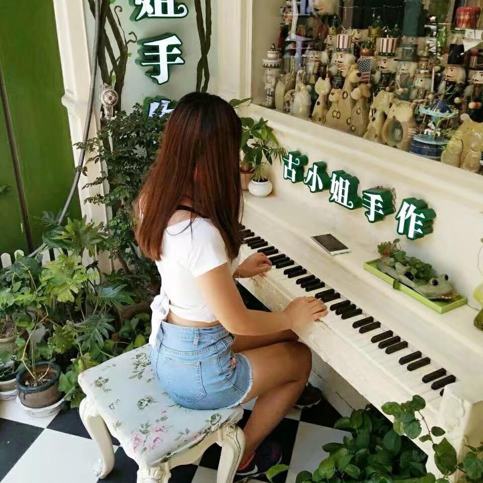 山茶花下的小废物