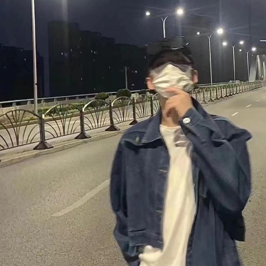 侧脸还是很美