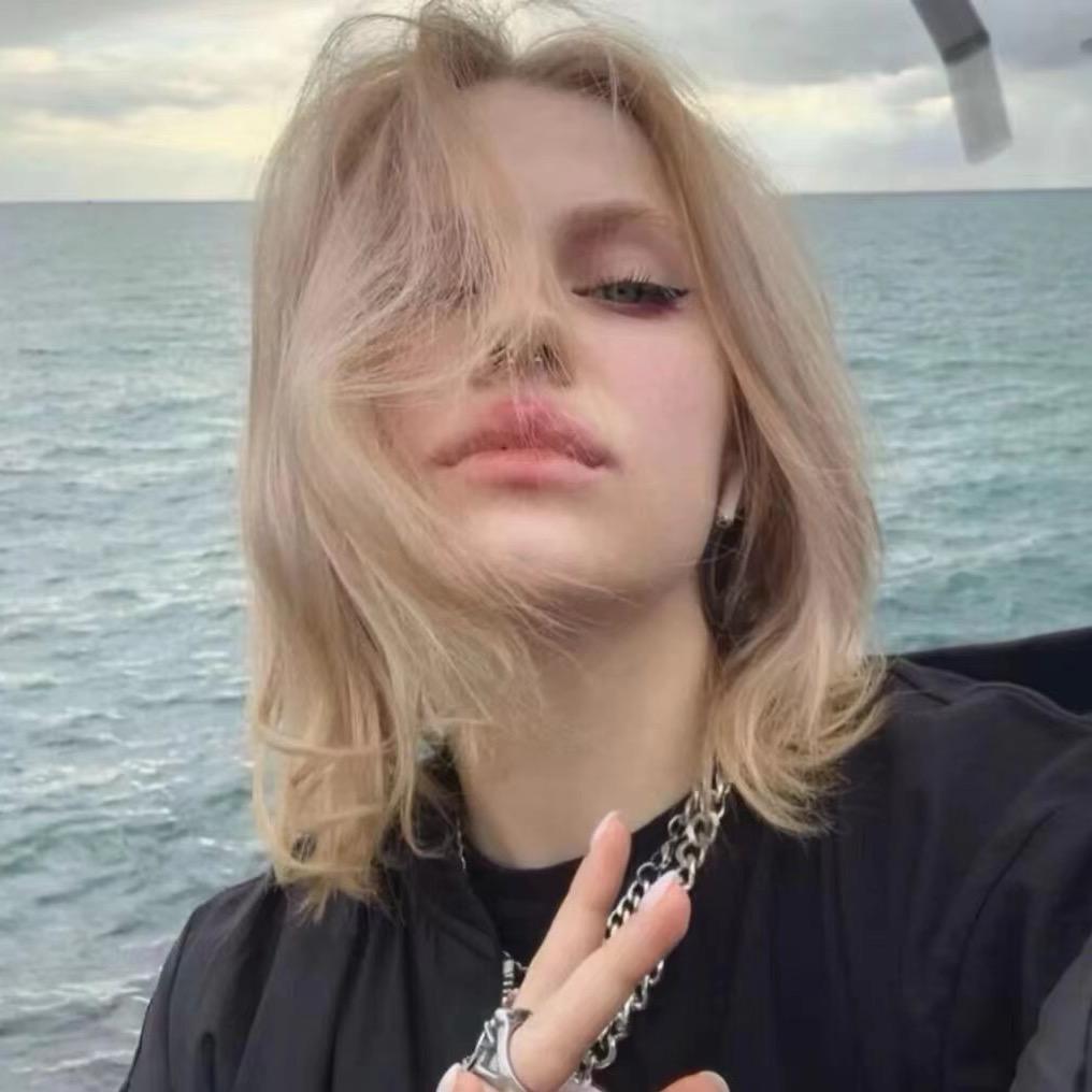 性感母蟑螂扭动着妖艳的身资跪下舔你的脚趾