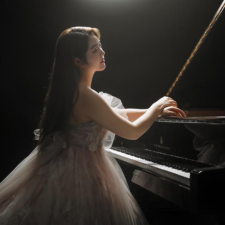 教钢琴的杨老师